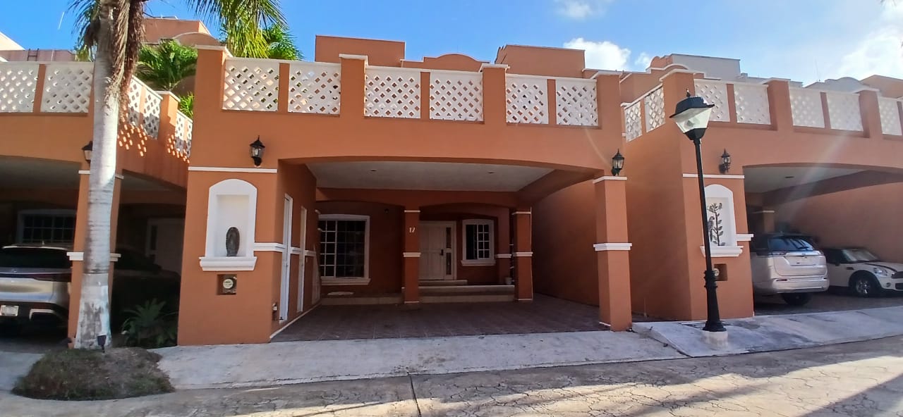 Amplia Fachada en casa de lujo en cancun